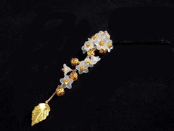 ヘアピン　鈴生りの氷の花ビーズ　小花＆ゴールド 1枚目の画像
