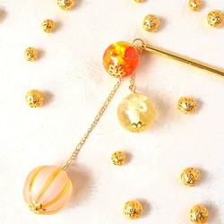 Kanzashi 橙色和黃色的珠子包裹著秋葉 第1張的照片