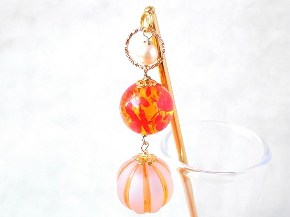 Kanzashi橙色珠子和捕捉秋葉的bonbori風格珠子 第1張的照片