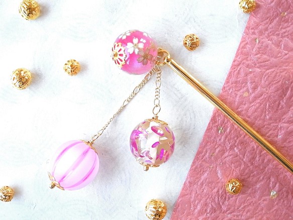 Kanzashi粉紅櫻桃珠和bonbori風格珠子，一個髮夾和一個髮夾 第1張的照片