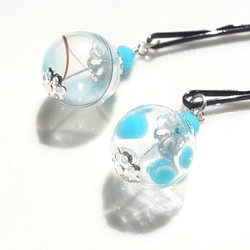 兩個髮夾設置淺藍色吹製玻璃珠像夏季節日溜溜球 第1張的照片