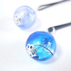 一套 2 個髮夾藍色吹製玻璃珠，就像夏季節日中的悠悠球 第1張的照片