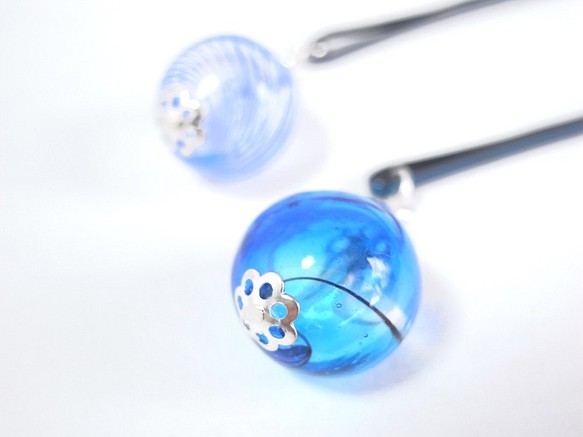 一套 2 個髮夾藍色吹製玻璃珠，就像夏季節日中的悠悠球 第1張的照片