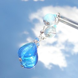 一個淡藍色的灑玻璃珠，像夏日的悠悠球一樣吹著淡藍色 第1張的照片
