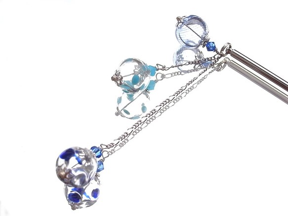 淺藍色吹製玻璃珠像夏季節日的yoyo 第1張的照片