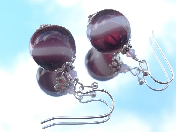 夏祭りのヨーヨーの様な赤紫の吹きガラスのピアス　小玉 1枚目の画像