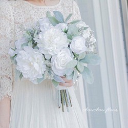 ホワイト×シルバーグリーン ピュアクラッチブーケ〜natural taste wedding dress〜 1枚目の画像