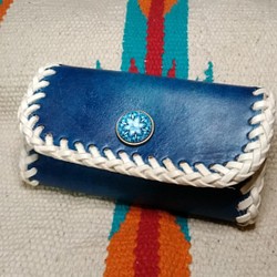 【送料無料】手染めレザーキーケース　ヌメ革仕様　青　ブルー　飾り　ボタン　かがり縫い　 1枚目の画像