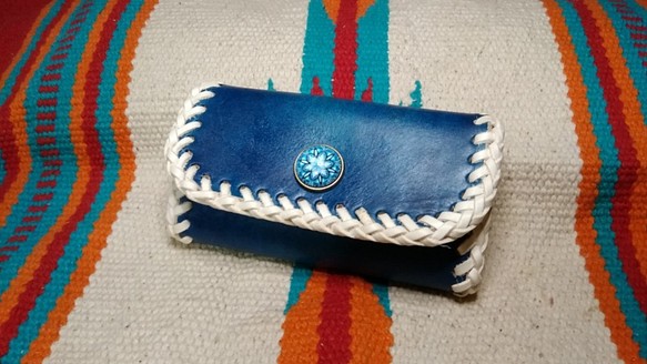【送料無料】手染めレザーキーケース　ヌメ革仕様　青　ブルー　飾り　ボタン　かがり縫い　 1枚目の画像
