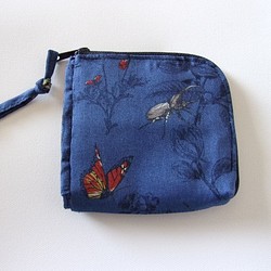 草花と昆虫柄のL字ファスナー財布(紺) 1枚目の画像