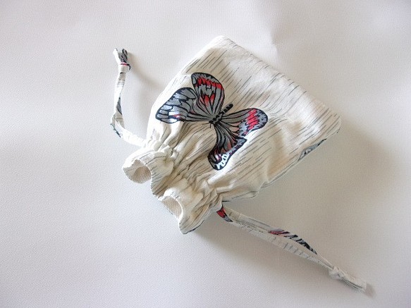 蝶柄の巾着（アイボリー/シルバー） 1枚目の画像