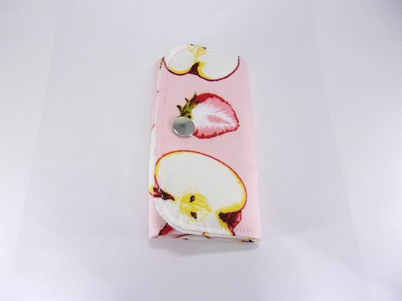 イチゴとリンゴ柄のカードも入る4連キーケース（ピンク） 1枚目の画像
