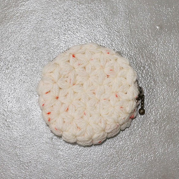 リフ編みのコインケース（ホワイト×赤ドット） 1枚目の画像