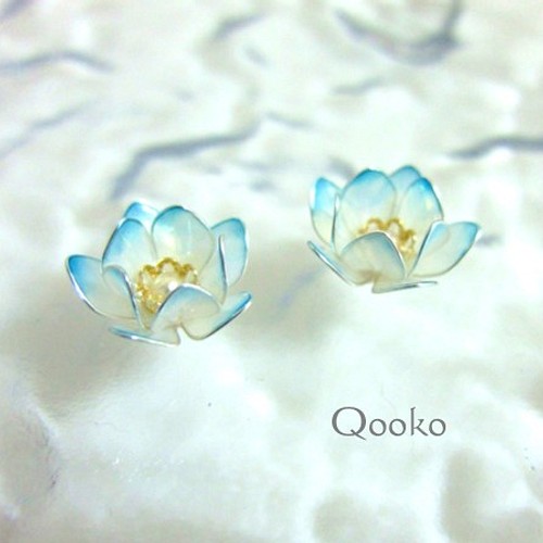 蓮の花のピアス 水色 ピアス Qooko 通販 Creema クリーマ ハンドメイド 手作り クラフト作品の販売サイト