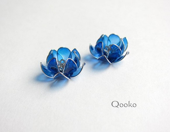 鮮やかな青い蓮の花 1枚目の画像