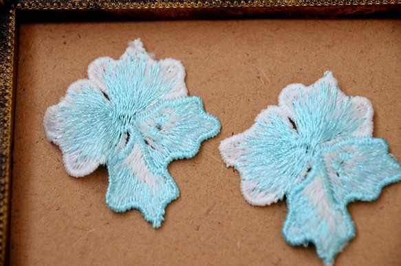 ◆全品送料無料◆Tropical flower ライトブルー お花のモチーフ 刺繍ワッペン風 1枚目の画像