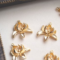 ◆送料無料◆Gold Lotus charm　蓮の花のコネクターチャーム 1枚目の画像