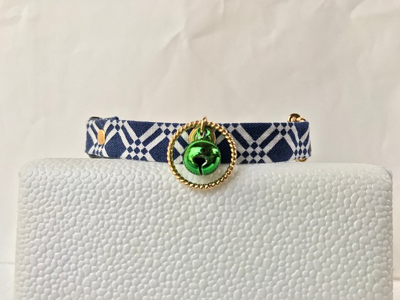 猫首輪　ネクタイ風模様　ネイビー金×緑　寄附付き 1枚目の画像
