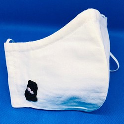 【SALE】ポケット付き 立体コットン×Wガーゼ 純白のやわらかコットンマスク 黒猫のワンポイント刺繍入り 1枚目の画像