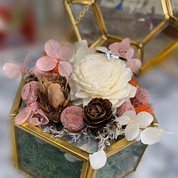 古いリングボックスの結婚花嫁としての幸せのピンクのゆりかごは、結婚バレンタインデーの記念日永遠の花を提案します 1枚目の画像