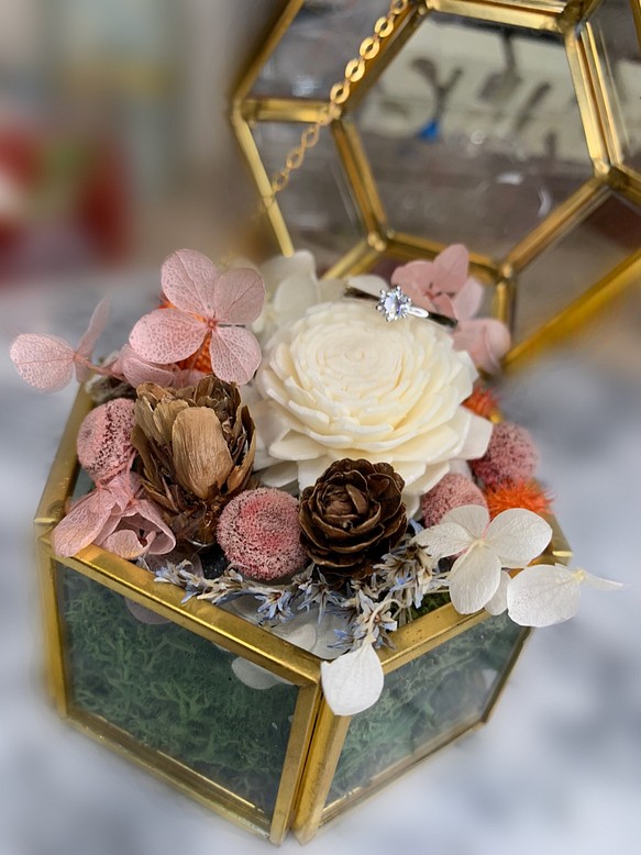 古いリングボックスの結婚花嫁としての幸せのピンクのゆりかごは、結婚バレンタインデーの記念日永遠の花を提案します 1枚目の画像