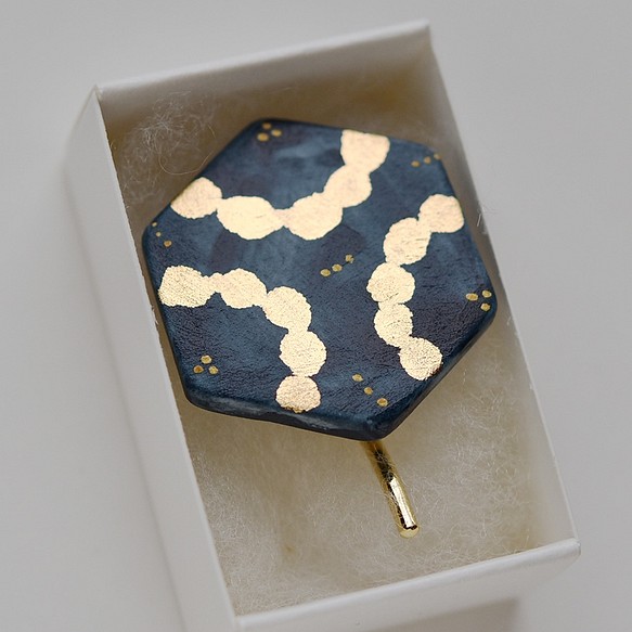 陶製ポニーフック 六角形・金彩・花柄 1枚目の画像