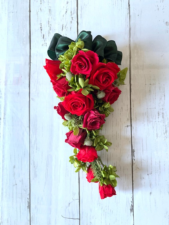 赤いバラのシンプルでスタイリッシュなスワッグ　インテリア　壁飾り　お誕生日プレゼント　記念日　お店のインテリア　ギフト 1枚目の画像