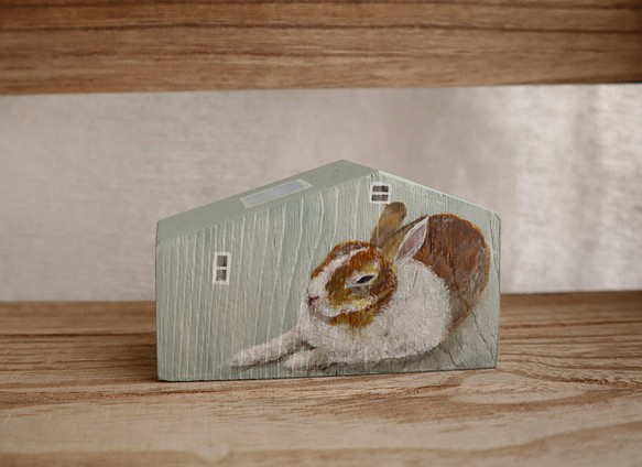手繪小房子｜家有兔兔｜綠房子薄荷綠屋頂｜藍天照映窗戶 第1張的照片