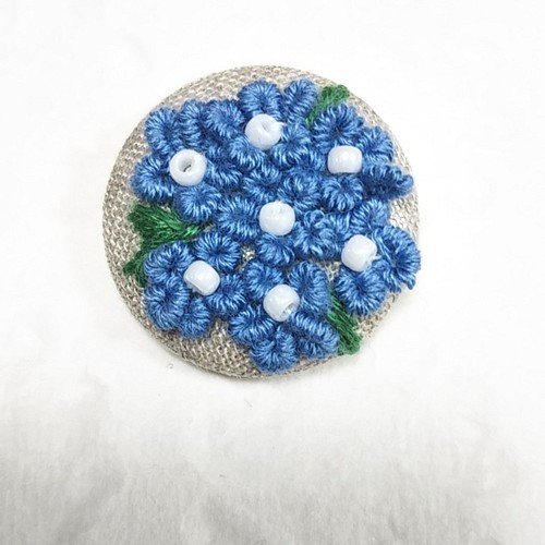 刺繍あじさい くるみボタンのブローチ(青) ブローチ najimi 通販