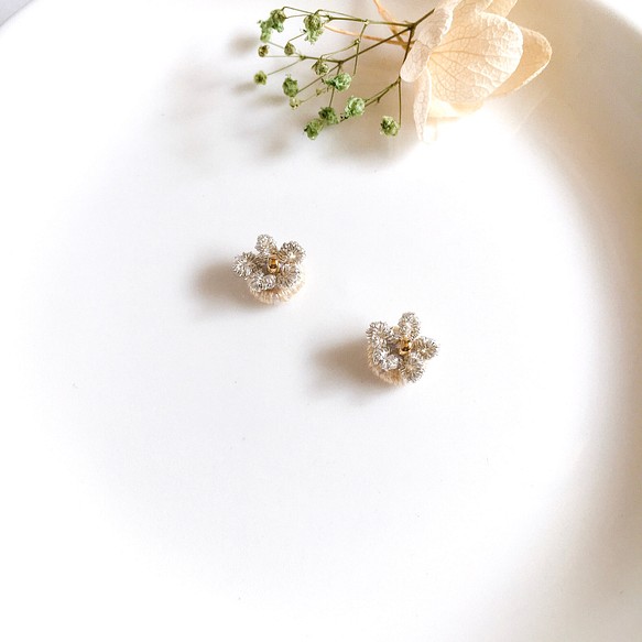 銀糸のとても小さい手刺繍花ピアス/イヤリング　極小　シルバー　一粒