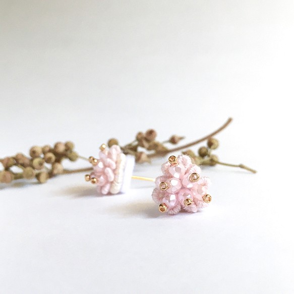 春色ミルキーピンクのさんかくつぶつぶ刺繍ピアス/イヤリング　桜 1枚目の画像