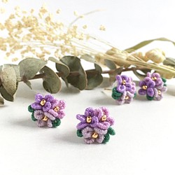 小さな紫陽花の手刺繍ピアス/イヤリング　紫　梅雨 1枚目の画像
