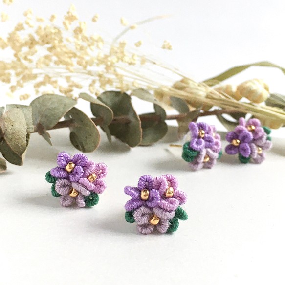 小さな紫陽花の手刺繍ピアス/イヤリング　紫　梅雨 1枚目の画像