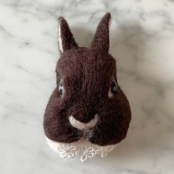 羊毛氈兔胸針黑水獺｜荷蘭矮人羊毛兔胸針配件 第1張的照片