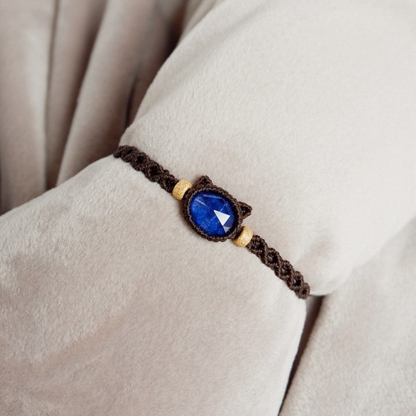 青い瞳の石猫ちゃんブレスレット　ラピスラズリ×クリスタル　ダブレットストーン　14kgf　天然石マクラメ編みアクセサリー 1枚目の画像
