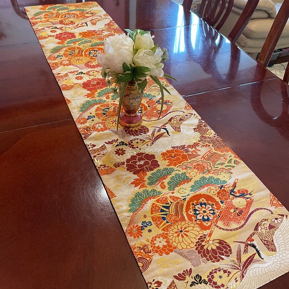 豪華刺繍　正絹帯から作ったテーブルランナーテーブルセンター　赤の花と鼓