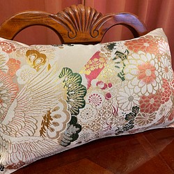 豪華刺繍　花嫁衣装の丸帯から作った正絹クッションカバー　長方形　鶴に花々 1枚目の画像