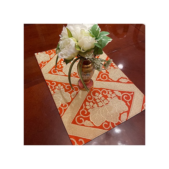 豪華刺繍　正絹帯から作ったテーブルセンター　オレンジに金 1枚目の画像