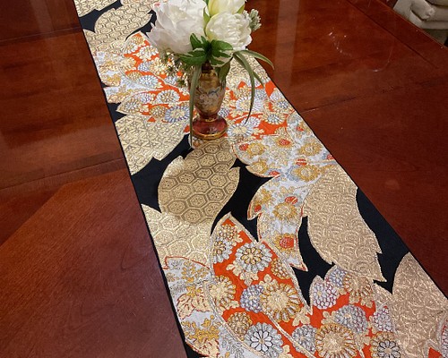 豪華刺繍　正絹帯から作ったテーブルランナーテーブルセンター　黒に金の花々