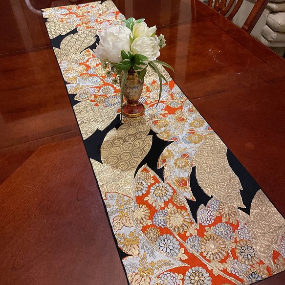 豪華刺繍 正絹帯から作ったテーブルランナーテーブルセンター 黒に金の 