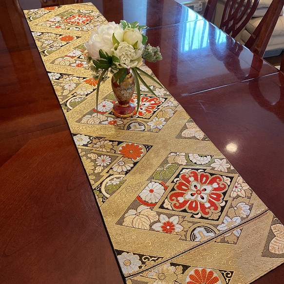 豪華刺繍　正絹テーブルランナーテーブルセンター　帯リメイク　黒に金と花