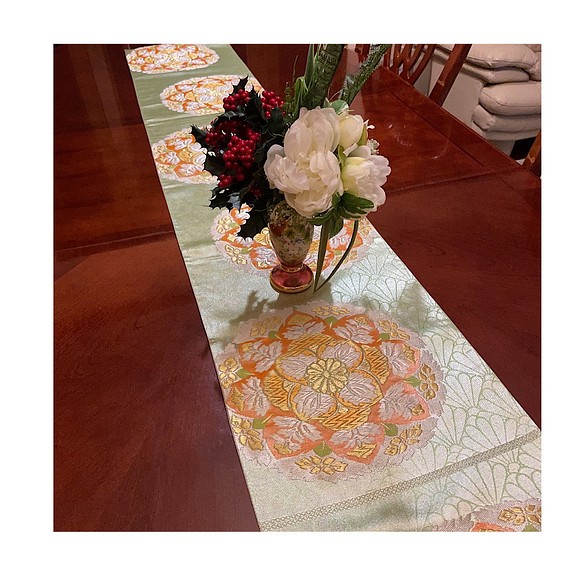 豪華刺繍　正絹帯から作ったテーブルランナー　グリーンに大輪の花　062