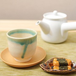 緑茶が映える素敵な湯のみ茶碗です 1枚目の画像