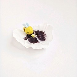 『ミツバチとパンジーのブローチ』アーティフィシャルフラワー　羊毛フェルト　白色い花　ブローチ 1枚目の画像