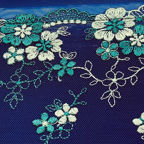 ブルーと白の花刺繍チュールレースとハードメッシュ 軽い セミシースルーのフラットなポーチ 青色ファスナー 146 ポーチ アウロラ 通販 Creema クリーマ ハンドメイド 手作り クラフト作品の販売サイト