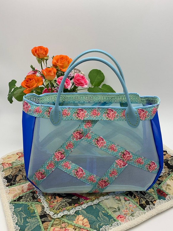 夏服に花を添えるミニトート セミシースルー ブルー系ハードメッシュ