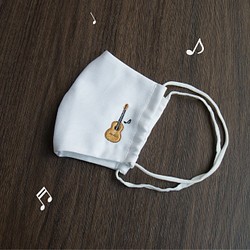 立体マスク 【 刺繍 ギター 】 ダブルガーゼ 楽器 布マスク ホワイト 音符  音楽 A037I 1枚目の画像