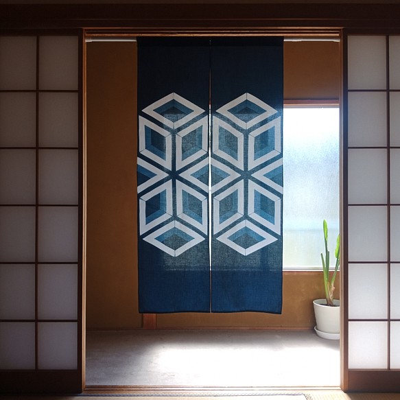 「Cube」　藍染め　絞り　暖簾　コットン100% 1枚目の画像