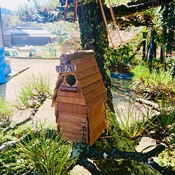 【24時間以内に発送】手作り木工　化粧ベニアで全体を覆った鳥の巣箱　据え置きタイプ　餌台　水飲み場 1枚目の画像