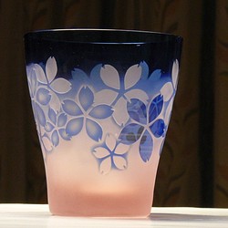 櫻花盛開的免費玻璃淺粉紅色x藍色（1件） 第1張的照片